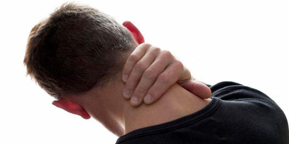 Postura inadequada ao usar o celular pode gerar dor cervical